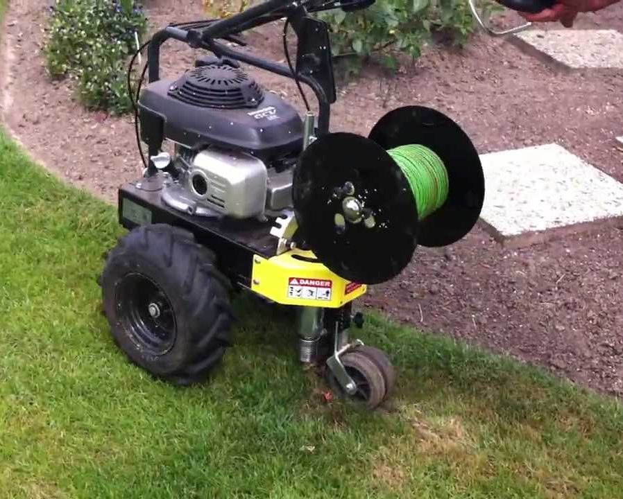 Kabelverlegemaschine Begrenzungskabel für Rasenroboter mittels Kabelverlegemaschine verlegen.