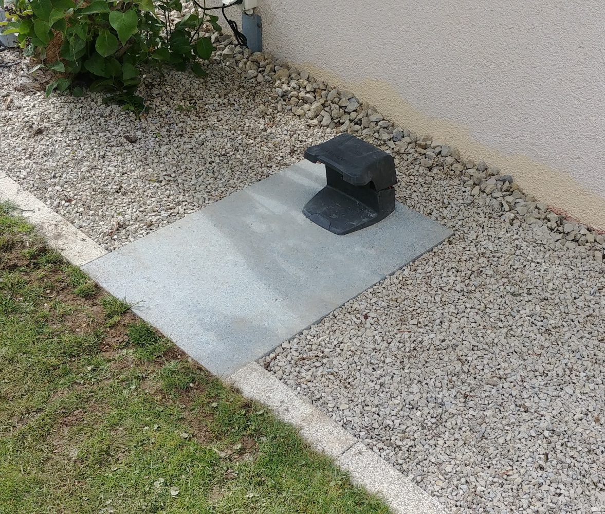 Mit der Eigenanfertigung einer speziellen Granitsteinplatte für die Husqvarna Ladestation, können optisch anspruchsvolle Gartengestaltungen umgesetzt werden. Ladestation aus Granit